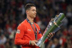 NG28-C罗回归赛场，势不可挡首场状态亮眼，湖人观众沸腾！的简单介绍