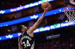 NG娱乐-字母哥巅峰对决，西亚卡姆与30激战DWG分钟，爆冷胜负难料！的简单介绍